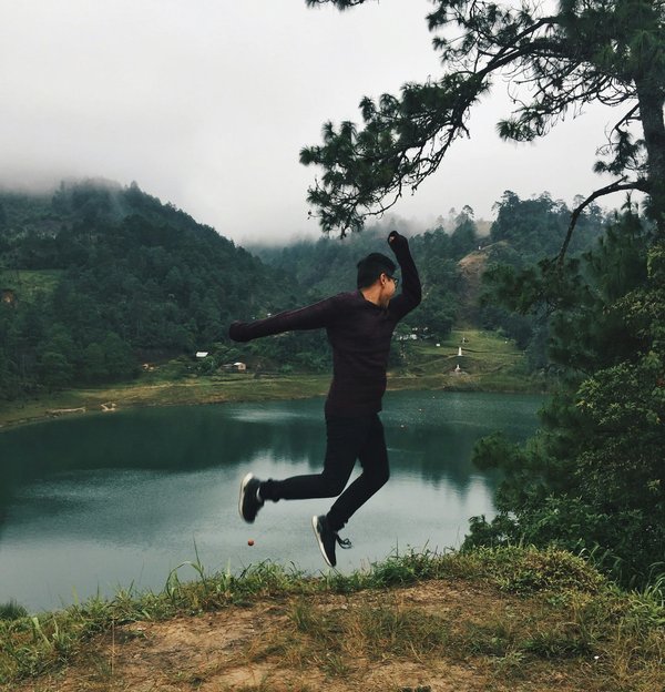 ¿Cómo decorar un dormitorio infantil con temática de aventura y viajes?